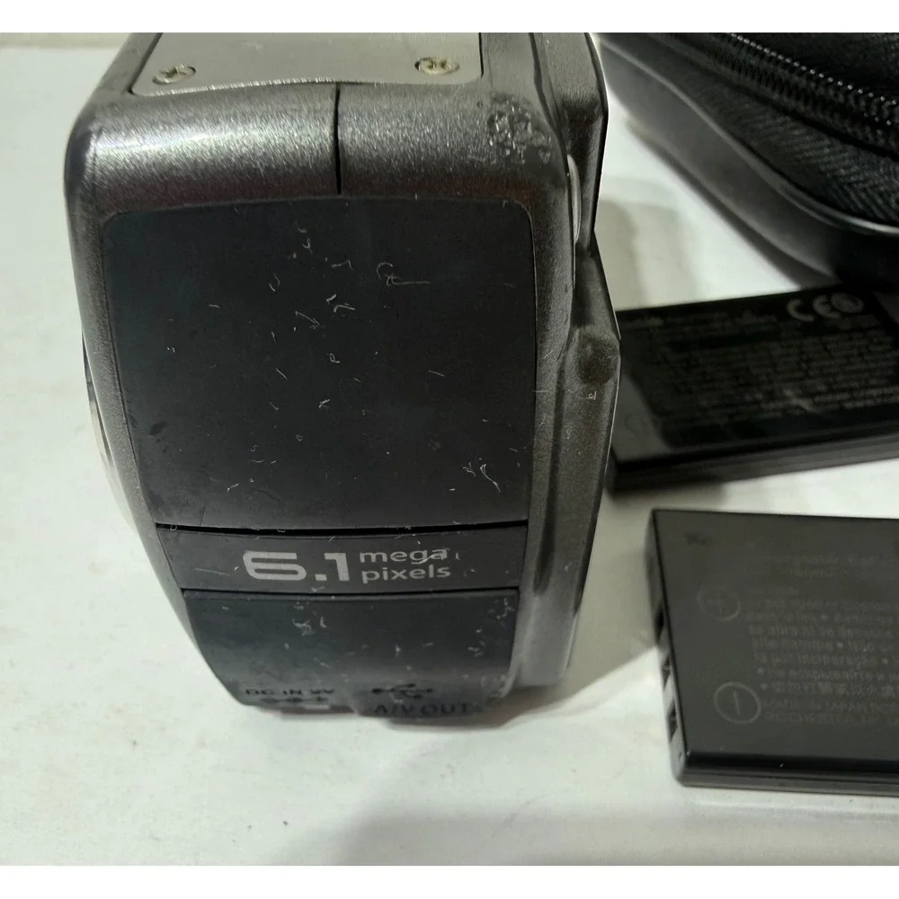 Kodak EasyShare Z760 6.1MP Digital Camera Bundle Silver Untested +Batteries Case